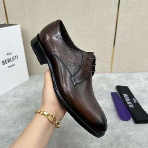 Souliers en cuir raffinés, parfaits pour une allure élégante et professionnelle.